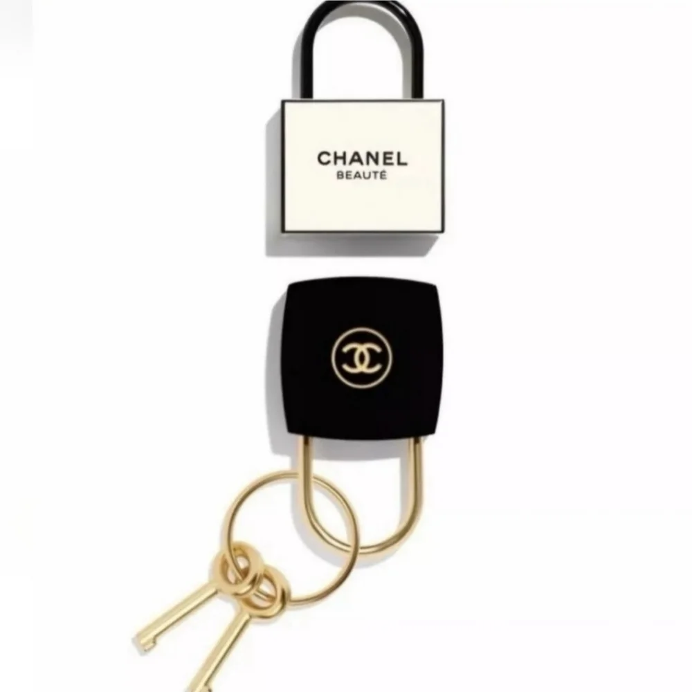 'CHANEL' DOÙBLE LOCK & KEY BOXED GIFT SET w 'CHANEL' GIFT BAG BLACK CAMILĹA ÌÌ - Picture 10 of 16